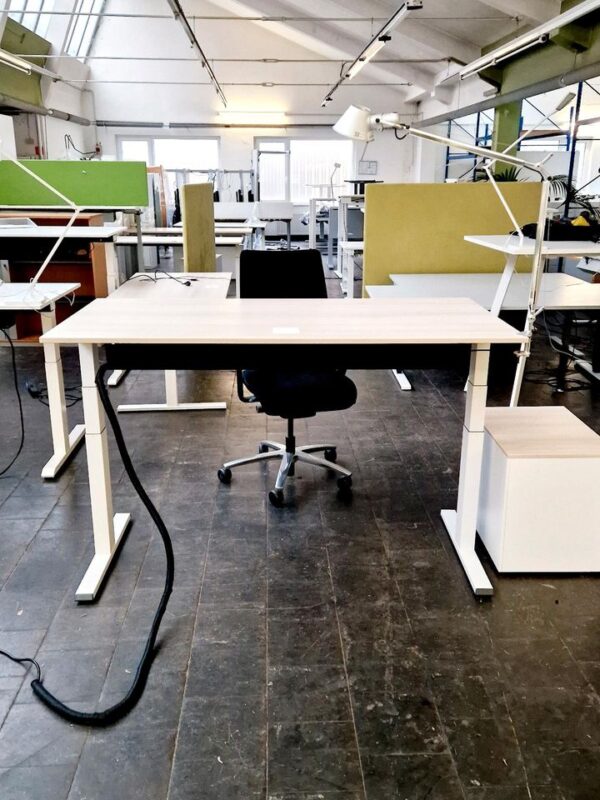 Büromöbel gebraucht, el. Schreibtisch+Bürostuhl +Rollcontainer