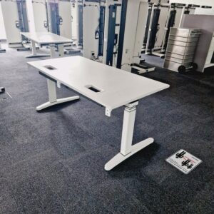 50x Schreibtisch Steelcase Ology, elektrisch, weiß*