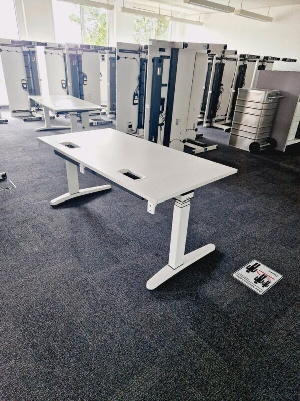 50x Schreibtisch Steelcase Ology, elektrisch, weiß*