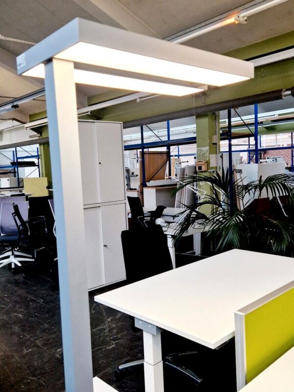 LED Stehleuchte  - modernes Design für stilvolle Büros*