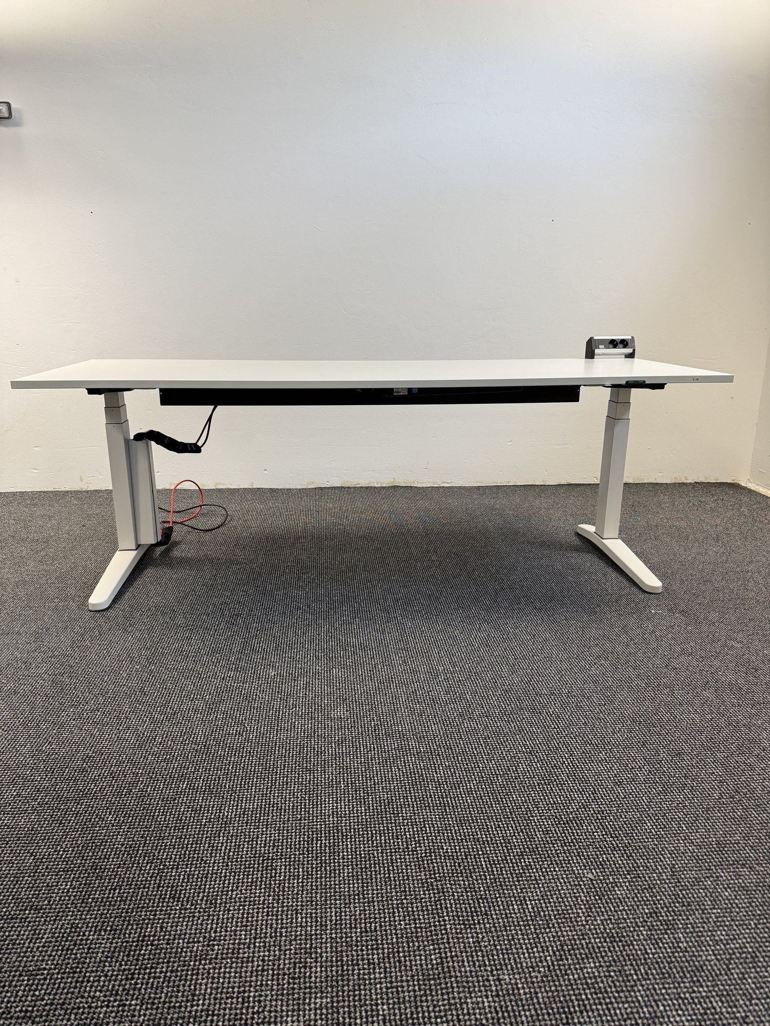 Steelcase Ology elektrisch höhenverstellbarer Schreibtisch 220 x 80 cm C-Fuß