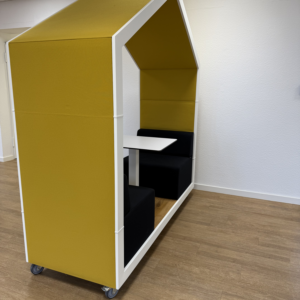 Mobiler Meetingpoint Bejot Treehouse mit Akustikpolsterung auf Rollen