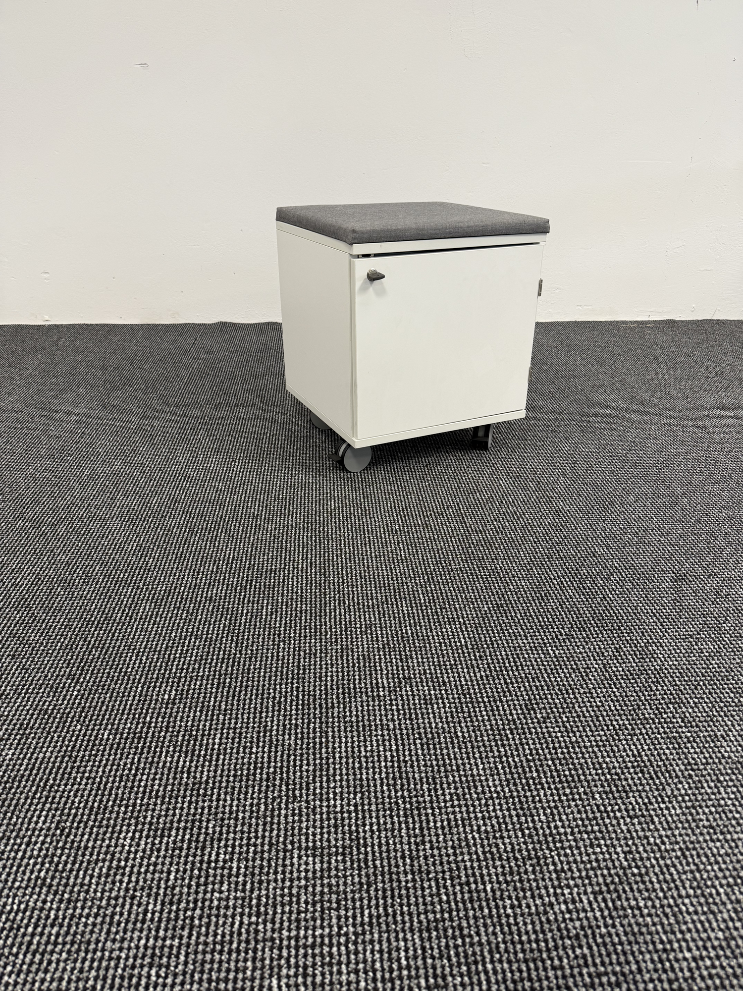 Ophelis Rollcontainer mit Sitzkissen abschließbar