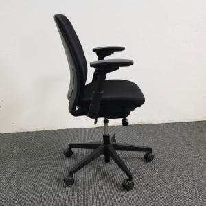 Steelcase Amia ergonomischer Bürostuhl mit 4D-Armlehnen