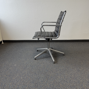 Design Konferenzstuhl mit Aluminium-Armlehnen, drehbar, schwarz